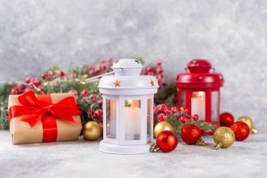 Noel ağacı dallı Noel feneri. Kış dekorasyonu geçmişi. Mumlu fener ve ahşap arka planda Noel süslemeleri. Yeni yıl ve Noel kavramı. Banner. Boşluğu Kopyala.