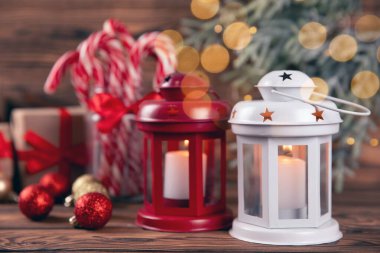 Noel ağacı dallı Noel feneri. Kış dekorasyonu geçmişi. Mumlu fener ve ahşap arka planda Noel süslemeleri. Yeni yıl ve Noel kavramı. Banner. Boşluğu Kopyala.