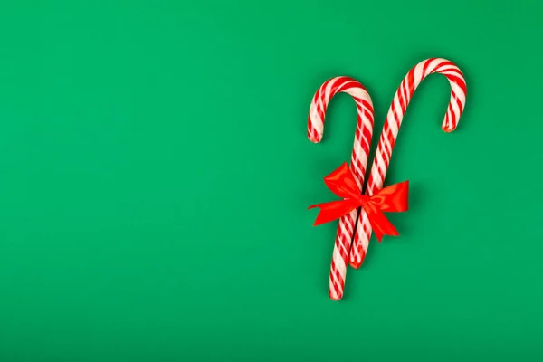 キャンディーケーキ 緑の背景にクリスマスキャンディー缶 ホリデーグリーティングカード クリスマスと年末年始のコンセプト ウィンター フラットレイ トップビュー コピースペース — ストック写真