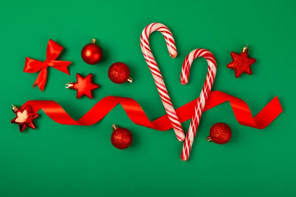 キャンディーケーキ 緑の背景にクリスマスキャンディー缶 ホリデーグリーティングカード クリスマスと年末年始のコンセプト ウィンター フラットレイ トップビュー コピースペース — ストック写真