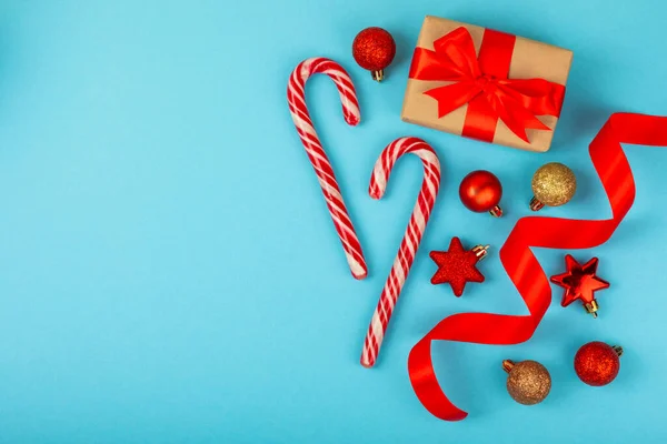 クリスマスキャンディ キャンディケーキ クリスマスコンポジションにギフト 青い背景にクリスマスツリーの装飾 クリスマスと年末年始のコンセプト ウィンター フラットレイ トップビュー コピースペース — ストック写真