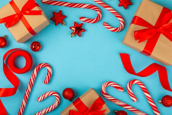 クリスマスキャンディ キャンディケーキ クリスマスコンポジションにギフト 青い背景にクリスマスツリーの装飾 クリスマスと年末年始のコンセプト ウィンター フラットレイ トップビュー コピースペース — ストック写真