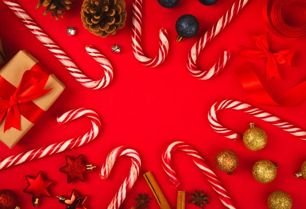クリスマスキャンディー プレゼント付きのクリスマスコンポジション 赤い背景にクリスマスツリーの装飾 クリスマスと年末年始のコンセプト ウィンター フラットレイ トップビュー コピースペース — ストック写真