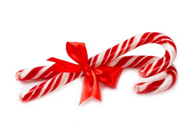 Beyaz arka planda izole edilmiş şeker kamışı. Noel tatlıları. Noel şekeri. Yeni yıl. Noel ağacı için geleneksel tatlı bir hediye. Tatil kavramı.