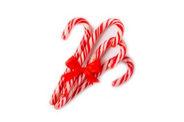 Beyaz arka planda izole edilmiş şeker kamışı. Noel tatlıları. Noel şekeri. Yeni yıl. Noel ağacı için geleneksel tatlı bir hediye. Tatil kavramı.