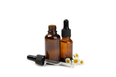 Beyaz arka planda izole edilmiş papatya yağı içeren cam şişe. Papatya çiçekleri, yaklaşın. Aromaterapi, spa ve bitkisel ilaç malzemeleri. Güzellik konsepti. Doğal Kozmetik