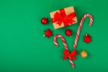 Noel şekeri. Şeker kamışı. Hediyeli Noel kompozisyonu. Arka planda Noel ağacı süslemeleri. Noel ve yeni yıl tatili kavramları. Kış. Düz görünüm, üst görünüm, boşluk kopyala.