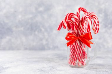 Noel şekeri. Şeker kamışı. Hediyeli Noel kompozisyonu. Mavi arka planda Noel ağacı süslemeleri. Noel ve yeni yıl tatili kavramları. Kış. Düz görünüm, üst görünüm, boşluk kopyala.