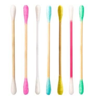 Pamuk tomurcukları beyaz bir arkaplanda izole edilmiş. Çevre dostu materyaller. Tahta, beyaz arka planda pamuklu çubuklar. Bambu çubukları ve pamuk çiçekleri. Sıfır atık, plastiksiz yaşam tarzı.