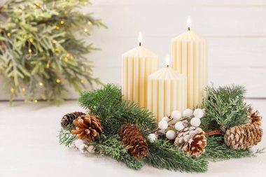 Doku arka planında mum olan bir Noel süsü. Yeni yıl ve Noel mumları. Sıcak ev dekorasyonu. Yanan mum ve Noel süsü. Noel ışıkları. Boşluğu kopyala. Tatil kavramı. 