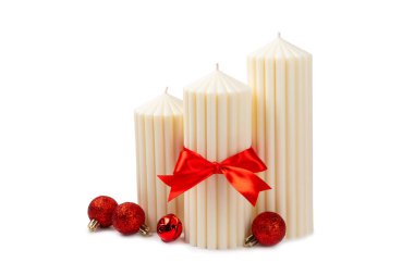 Beyaz arka planda izole edilmiş mum ile Noel süslemesi. Yeni yıl ve Noel mumları. Ev dekoru. Sıcak mumlar. Hediye. Xmas mumu kutlaması. Tatil