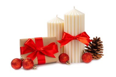 Beyaz arka planda izole edilmiş mum ile Noel süslemesi. Yeni yıl ve Noel mumları. Ev dekoru. Sıcak mumlar. Hediye. Xmas mumu kutlaması. Tatil