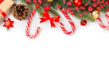 Beyaz arka planda izole edilmiş şeker kamışı. Noel tatlıları. Noel şekeri. Yeni yıl. Noel ağacı için geleneksel tatlı bir hediye. Tatil kavramı.