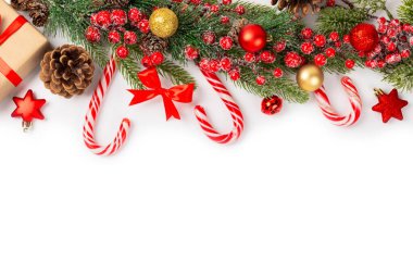 Beyaz arka planda izole edilmiş şeker kamışı. Noel tatlıları. Noel şekeri. Yeni yıl. Noel ağacı için geleneksel tatlı bir hediye. Tatil kavramı.