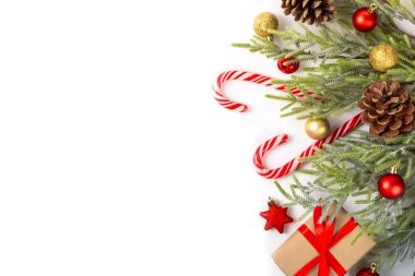 Beyaz arka planda izole edilmiş şeker kamışı. Noel tatlıları. Noel şekeri. Yeni yıl. Noel ağacı için geleneksel tatlı bir hediye. Tatil kavramı.