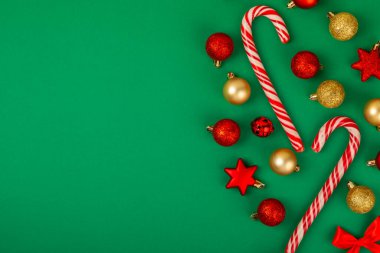 Şeker kamışı. Yeşil arka planda Noel şeker kamışı. Tatil tebrik kartı. Noel ve yeni yıl tatili kavramları. Kış. Düz görünüm, üst görünüm, boşluk kopyala.