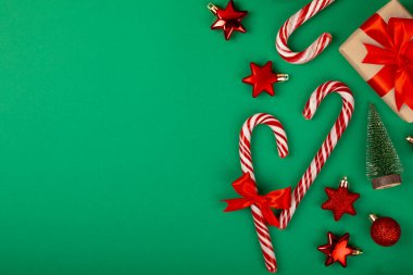 Şeker kamışı. Yeşil arka planda Noel şeker kamışı. Tatil tebrik kartı. Noel ve yeni yıl tatili kavramları. Kış. Düz görünüm, üst görünüm, boşluk kopyala.