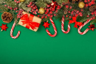 Şeker kamışı. Yeşil arka planda Noel şeker kamışı. Tatil tebrik kartı. Noel ve yeni yıl tatili kavramları. Kış. Düz görünüm, üst görünüm, boşluk kopyala.