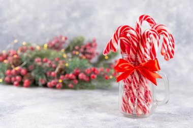 Noel şekeri. Şeker kamışı. Hediyeli Noel kompozisyonu. Mavi arka planda Noel ağacı süslemeleri. Noel ve yeni yıl tatili kavramları. Kış. Düz görünüm, üst görünüm, boşluk kopyala.