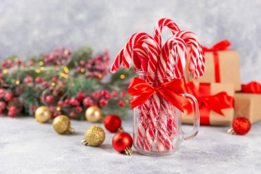 Noel şekeri. Şeker kamışı. Hediyeli Noel kompozisyonu. Mavi arka planda Noel ağacı süslemeleri. Noel ve yeni yıl tatili kavramları. Kış. Düz görünüm, üst görünüm, boşluk kopyala.