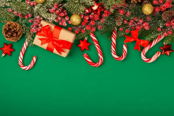 Bastón Caramelo Bastones Caramelo Navidad Sobre Fondo Verde Tarjeta Felicitación —  Fotos de Stock