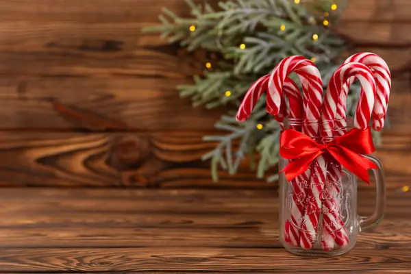 白い背景に隔離されたキャンディー ケイン クリスマスのお菓子 クリスマスキャンディー 新しい年 クリスマスツリーのための伝統的な甘い贈り物 ホリデーコンセプト — ストック写真