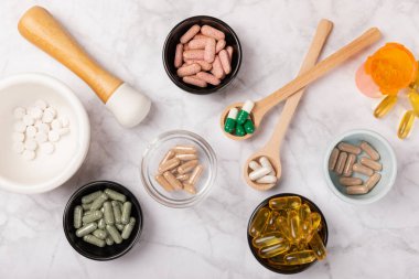 Vitaminler ve takviyeler. Ahşap bir kaşıkta çeşitli vitamin hapları. Taze ve sağlıklı meyveli Multivitaminler. Yiyecek takviyeleri. Düz yatıyordu. Metin için boşluk. Boşluğu kopyala