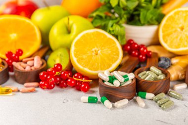 Vitaminler ve takviyeler. Ahşap bir kaşıkta çeşitli vitamin hapları. Taze ve sağlıklı meyveli Multivitaminler. Yiyecek takviyeleri. Düz yatıyordu. Metin için boşluk. Boşluğu kopyala