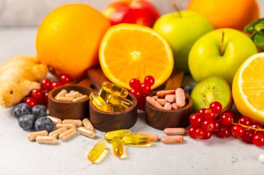 Vitaminler ve takviyeler. Ahşap bir kaşıkta çeşitli vitamin hapları. Taze ve sağlıklı meyveli Multivitaminler. Yiyecek takviyeleri. Düz yatıyordu. Metin için boşluk. Boşluğu kopyala