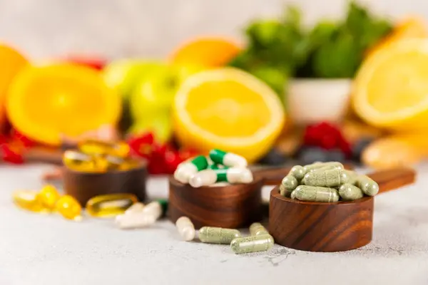 Vitaminas Suplementos Variedade Comprimidos Vitamínicos Uma Colher Madeira Fundo Textura — Fotografia de Stock