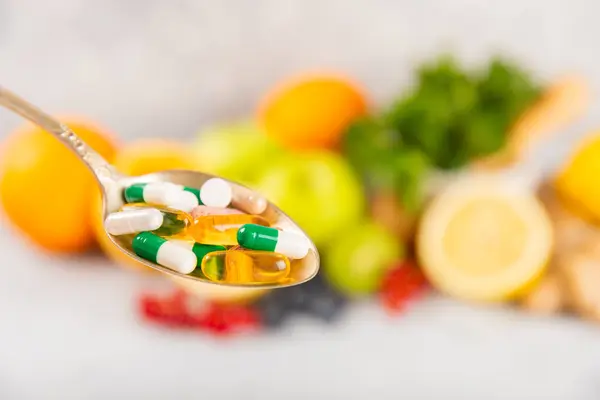 Vitaminer Och Tillskott Olika Vitamin Tabletter Träsked Konsistens Bakgrund Multivitaminer Stockbild