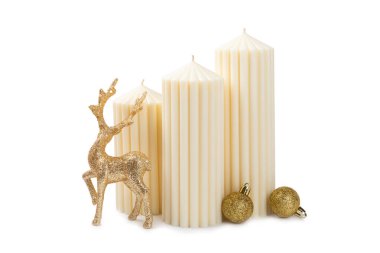 Beyaz arka planda izole edilmiş mum ile Noel süslemesi. Yeni yıl ve Noel mumları. Ev dekoru. Sıcak mumlar. Hediye. Xmas mumu kutlaması. Tatil
