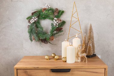 Doku arka planında mum olan bir Noel süsü. Yeni yıl ve Noel mumları. Sıcak ev dekorasyonu. Yanan mum ve Noel süsü. Noel ışıkları. Boşluğu kopyala. Tatil kavramı. 