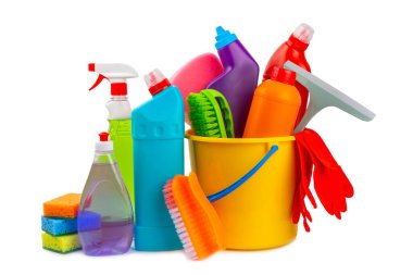 Beyaz arka planda izole edilmiş kovadaki temizlik malzemeleri. Ev temizliği için temizlik ürünleri izole edildi. Temizlik konsepti. Yakın çekim. Evdeki kimyasallar. Plastik şişelerde, süngerlerde ve eldivenlerde deterjanlar.