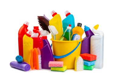 Beyaz arka planda izole edilmiş kovadaki temizlik malzemeleri. Ev temizliği için temizlik ürünleri izole edildi. Temizlik konsepti. Yakın çekim. Evdeki kimyasallar. Plastik şişelerde, süngerlerde ve eldivenlerde deterjanlar.