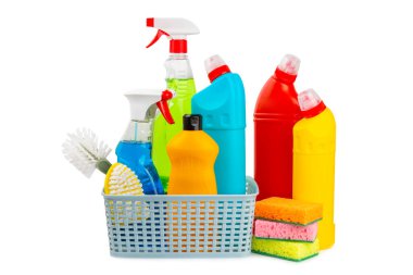 Beyaz arka planda izole edilmiş kovadaki temizlik malzemeleri. Ev temizliği için temizlik ürünleri izole edildi. Temizlik konsepti. Yakın çekim. Evdeki kimyasallar. Plastik şişelerde, süngerlerde ve eldivenlerde deterjanlar.