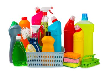 Beyaz arka planda izole edilmiş kovadaki temizlik malzemeleri. Ev temizliği için temizlik ürünleri izole edildi. Temizlik konsepti. Yakın çekim. Evdeki kimyasallar. Plastik şişelerde, süngerlerde ve eldivenlerde deterjanlar.