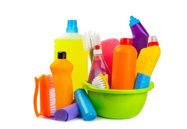 Beyaz arka planda izole edilmiş kovadaki temizlik malzemeleri. Ev temizliği için temizlik ürünleri izole edildi. Temizlik konsepti. Yakın çekim. Evdeki kimyasallar. Plastik şişelerde, süngerlerde ve eldivenlerde deterjanlar.