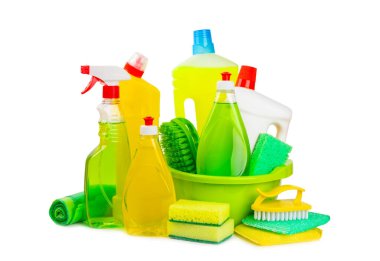 Beyaz arka planda izole edilmiş kovadaki temizlik malzemeleri. Ev temizliği için temizlik ürünleri izole edildi. Temizlik konsepti. Yakın çekim. Evdeki kimyasallar. Plastik şişelerde, süngerlerde ve eldivenlerde deterjanlar.