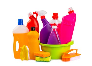 Beyaz arka planda izole edilmiş kovadaki temizlik malzemeleri. Ev temizliği için temizlik ürünleri izole edildi. Temizlik konsepti. Yakın çekim. Evdeki kimyasallar. Plastik şişelerde, süngerlerde ve eldivenlerde deterjanlar.