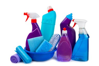 Beyaz arka planda izole edilmiş kovadaki temizlik malzemeleri. Ev temizliği için temizlik ürünleri izole edildi. Temizlik konsepti. Yakın çekim. Evdeki kimyasallar. Plastik şişelerde, süngerlerde ve eldivenlerde deterjanlar.
