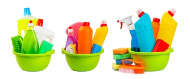Beyaz arka planda izole edilmiş kovadaki temizlik malzemeleri. Ev temizliği için temizlik ürünleri izole edildi. Temizlik konsepti. Yakın çekim. Evdeki kimyasallar. Plastik şişelerde, süngerlerde ve eldivenlerde deterjanlar.