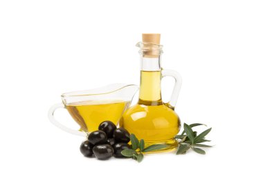 Beyaz arka planda izole edilmiş bir şişe taze zeytinyağı ve yapraklı zeytin. Cam şişede nefis zeytinyağı. Zeytin yağı şişesi. Salata sosu. Kızartma için yağ.
