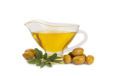 Bir kase taze zeytinyağı ve beyaz arka planda yapraklı zeytin. Cam kasede nefis zeytinyağı. Zeytin yağı şişesi.