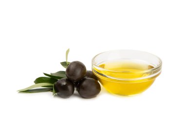 Bir kase taze zeytinyağı ve beyaz arka planda yapraklı zeytin. Cam kasede nefis zeytinyağı. Zeytin yağı şişesi.