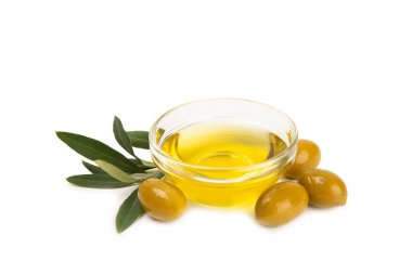 Bir kase taze zeytinyağı ve beyaz arka planda yapraklı zeytin. Cam kasede nefis zeytinyağı. Zeytin yağı şişesi.