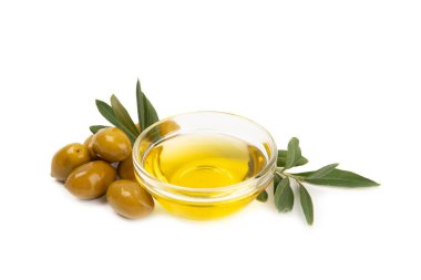 Bir kase taze zeytinyağı ve beyaz arka planda yapraklı zeytin. Cam kasede nefis zeytinyağı. Zeytin yağı şişesi.