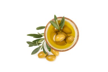 Bir kase taze zeytinyağı ve beyaz arka planda yapraklı zeytin. Cam kasede nefis zeytinyağı. Zeytin yağı şişesi.