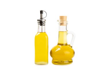Beyaz arka planda izole edilmiş bir şişe taze zeytinyağı ve yapraklı zeytin. Cam şişede nefis zeytinyağı. Zeytin yağı şişesi. Salata sosu. Kızartma için yağ.