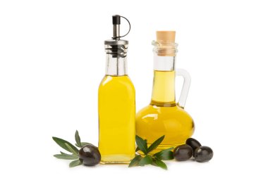 Beyaz arka planda izole edilmiş bir şişe taze zeytinyağı ve yapraklı zeytin. Cam şişede nefis zeytinyağı. Zeytin yağı şişesi. Salata sosu. Kızartma için yağ.
